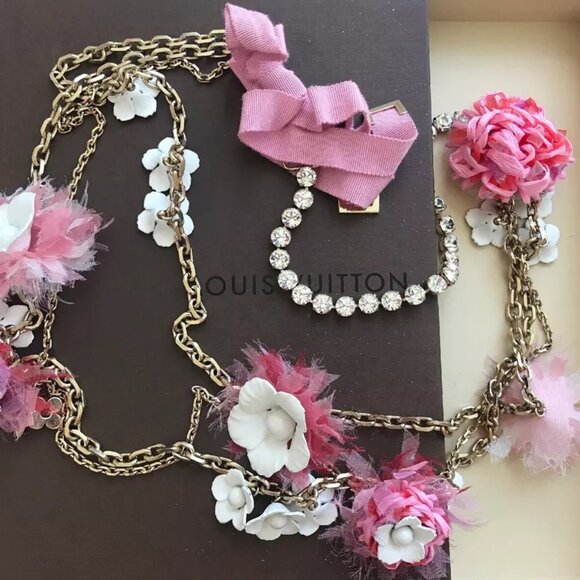 Louis Vuitton White Flower Necklace With Box - Picture 1 of 8